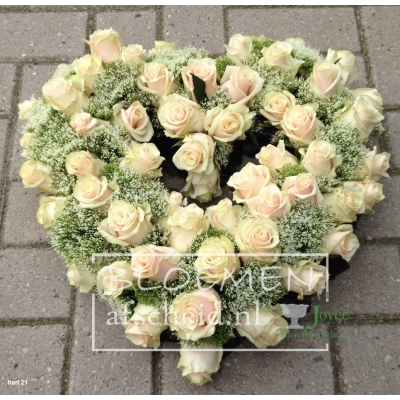 Hartvorm open van zalm kleurige rozen en trachelium